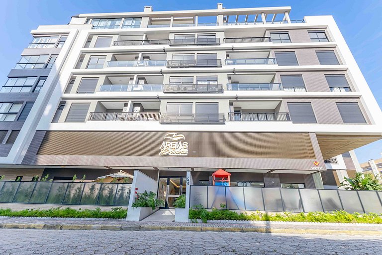 Ampla Cobertura Duplex a 120 metros da Praia de Bombas com Á