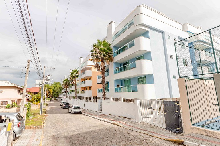 Apto Aconchegante na Praia de Bombas com Piscina