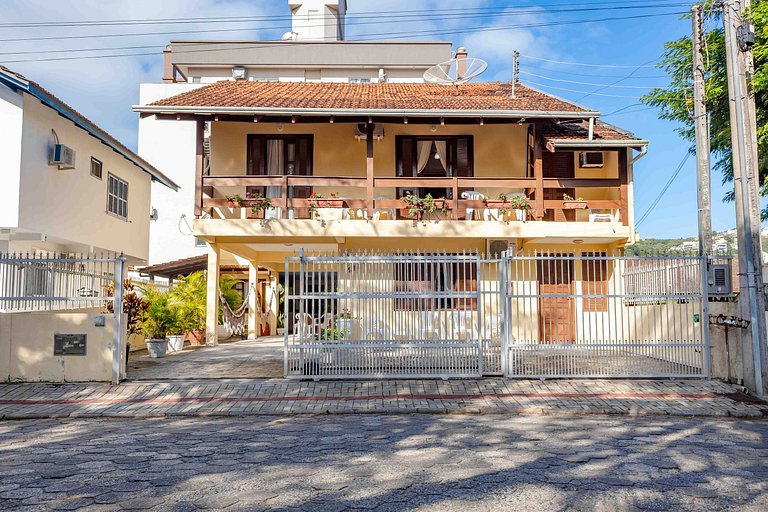 Espaçosa Casa a 200 Metros da Praia de Bombas