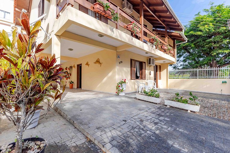 Espaçoso Sobrado a 200 Metros da Praia de Bombas