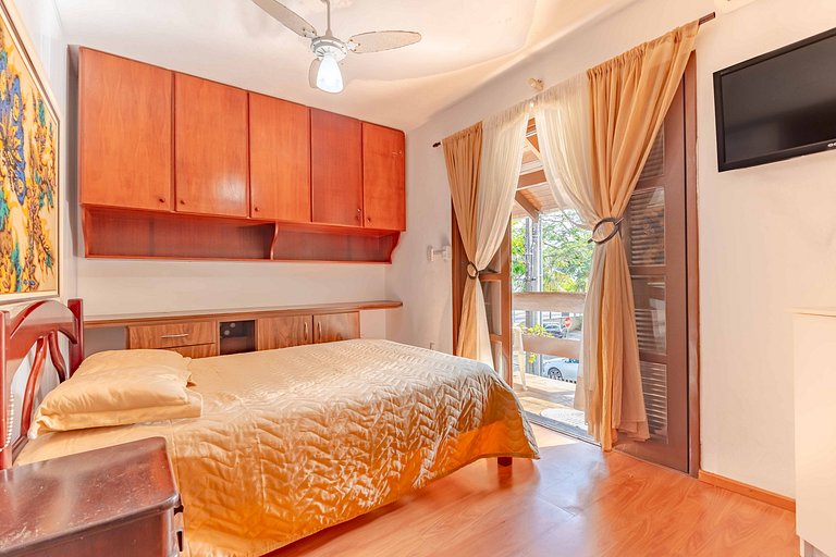 Espaçoso Sobrado a 200 Metros da Praia de Bombas