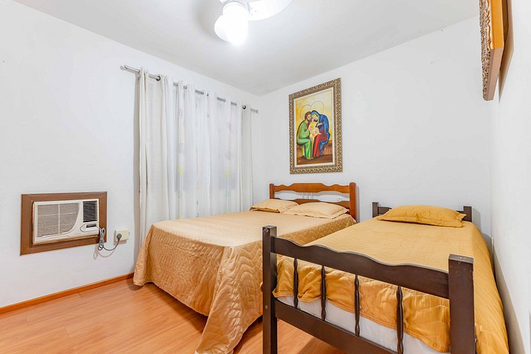 Espaçosa Casa a 200 Metros da Praia de Bombas