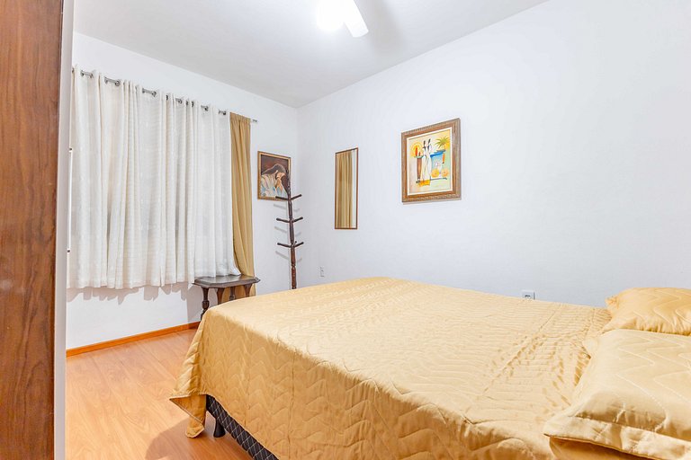 Espaçosa Casa a 200 Metros da Praia de Bombas