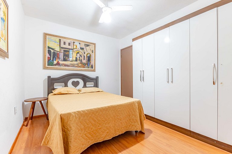 Espaçoso Sobrado a 200 Metros da Praia de Bombas