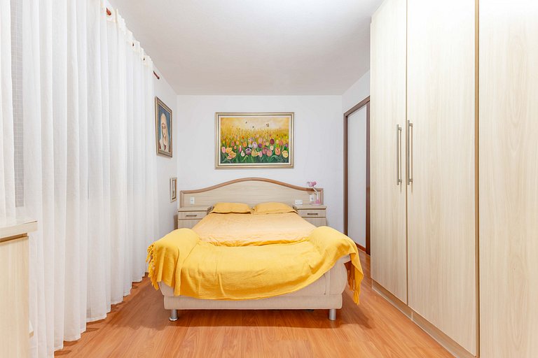 Espaçoso Sobrado a 200 Metros da Praia de Bombas