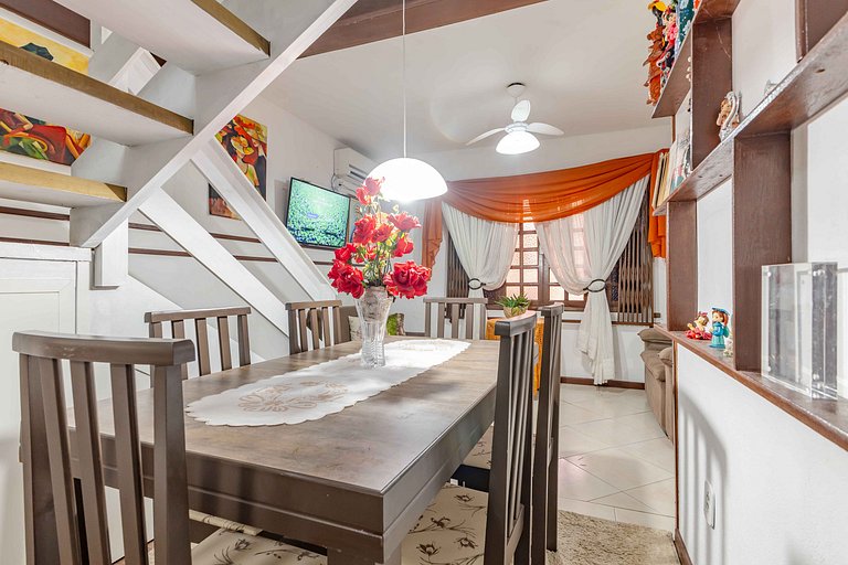 Espaçoso Sobrado a 200 Metros da Praia de Bombas