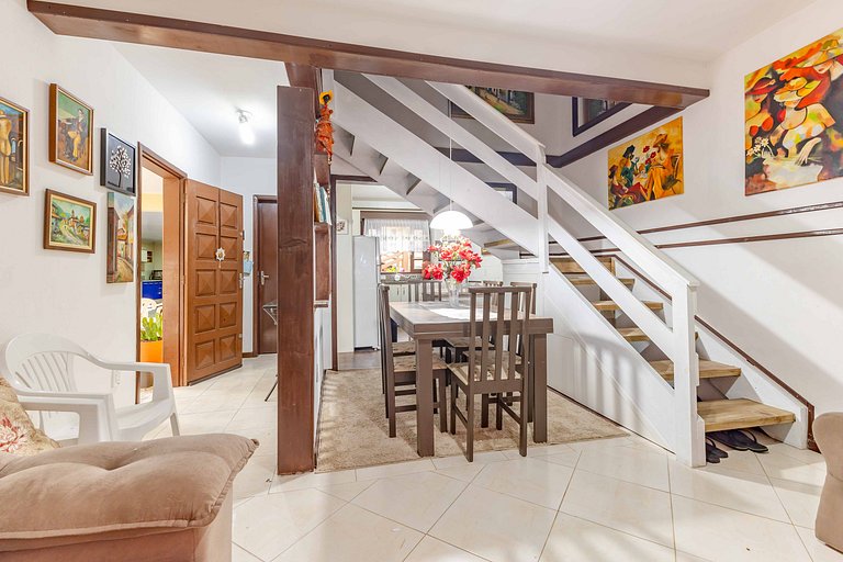 Espaçosa Casa a 200 Metros da Praia de Bombas