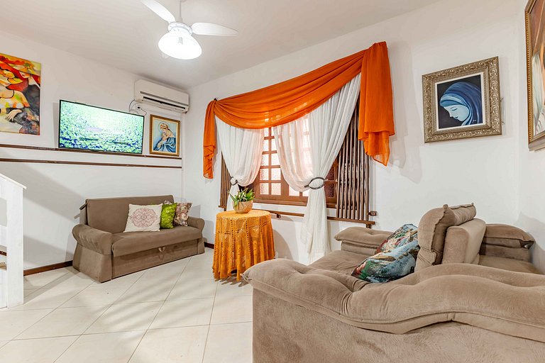 Espaçosa Casa a 200 Metros da Praia de Bombas