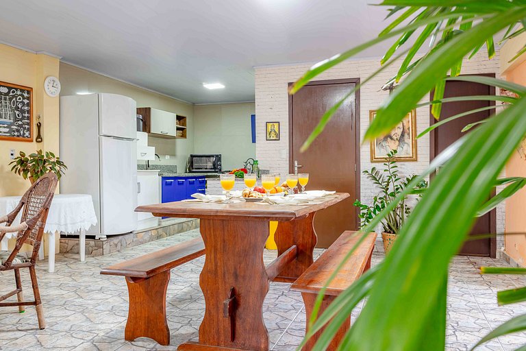 Espaçosa Casa a 200 Metros da Praia de Bombas