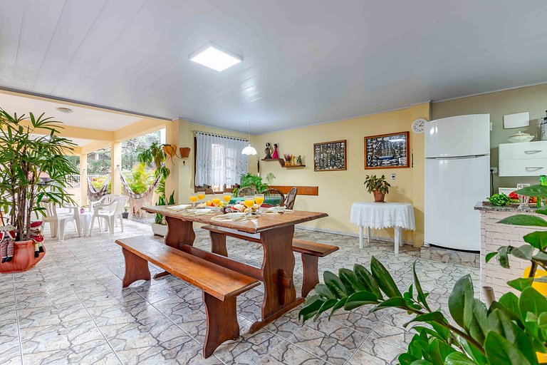 Espaçosa Casa a 200 Metros da Praia de Bombas