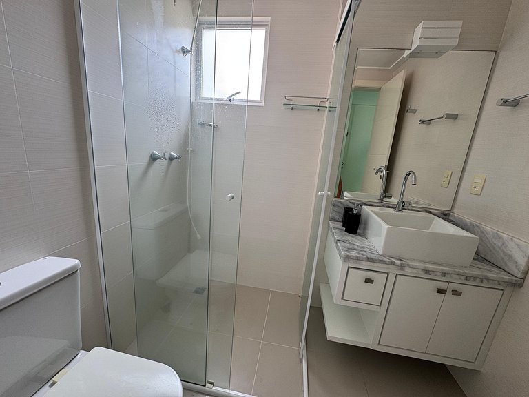 Amplo Apto Bem Localizado a 200 metros da Praia