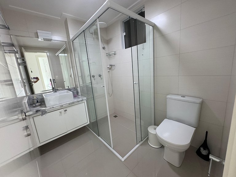 Amplo Apto Bem Localizado a 200 metros da Praia