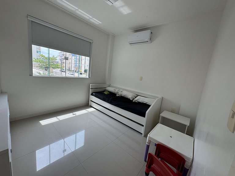 Amplo Apto Bem Localizado a 200 metros da Praia