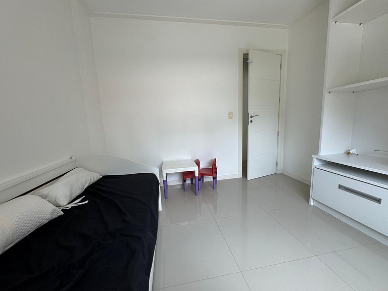 Amplo Apto Bem Localizado a 200 metros da Praia