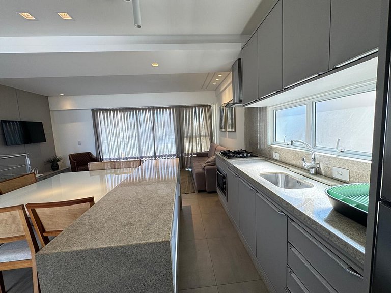 Ampla Cobertura Duplex com Hidro a 20m da Praia de Bombas