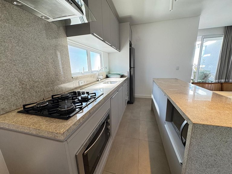 Ampla Cobertura Duplex com Hidro a 20m da Praia de Bombas