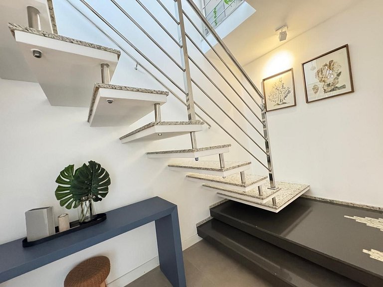 Ampla Cobertura Duplex com Hidro a 20m da Praia de Bombas