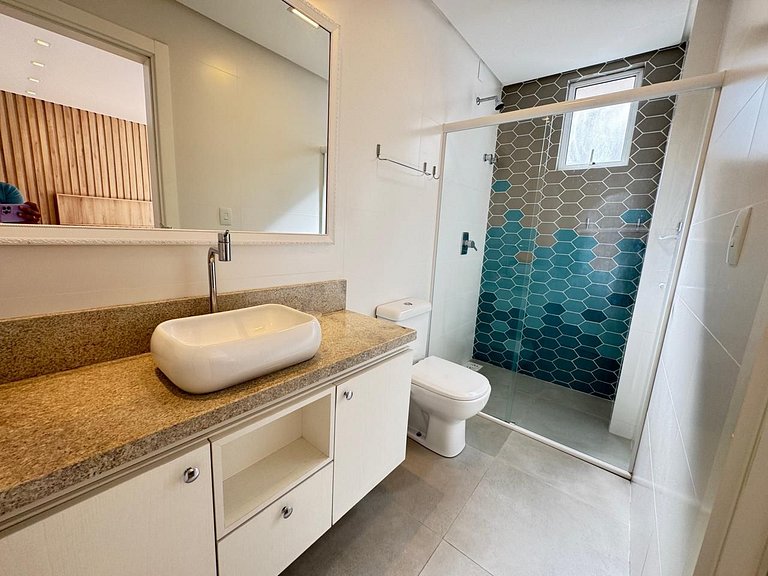 Ampla Cobertura Duplex com Hidro a 20m da Praia de Bombas