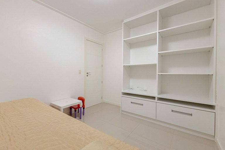 Amplo Apto Bem Localizado a 200 metros da Praia