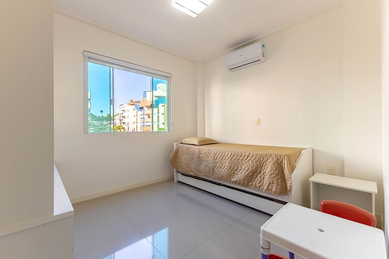 Amplo Apto Bem Localizado a 200 metros da Praia