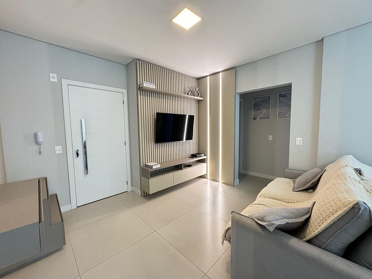 Belíssimo Apto a 120 metros do Mar com Piscina