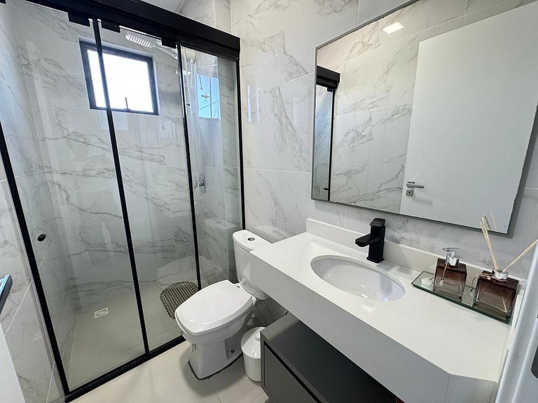 Belíssimo Apto a 120 metros do Mar com Piscina