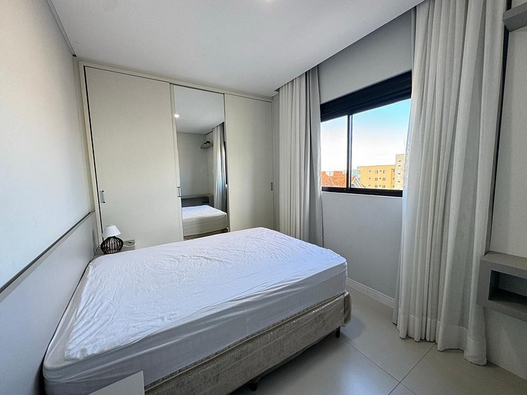 Belíssimo Apto a 120 metros do Mar com Piscina