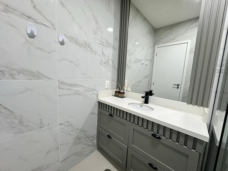 Belíssimo Apto a 120 metros do Mar com Piscina