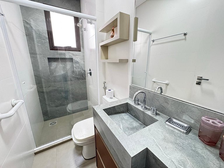 Elegante Apto a Poucos Metros da Praia de Bombas